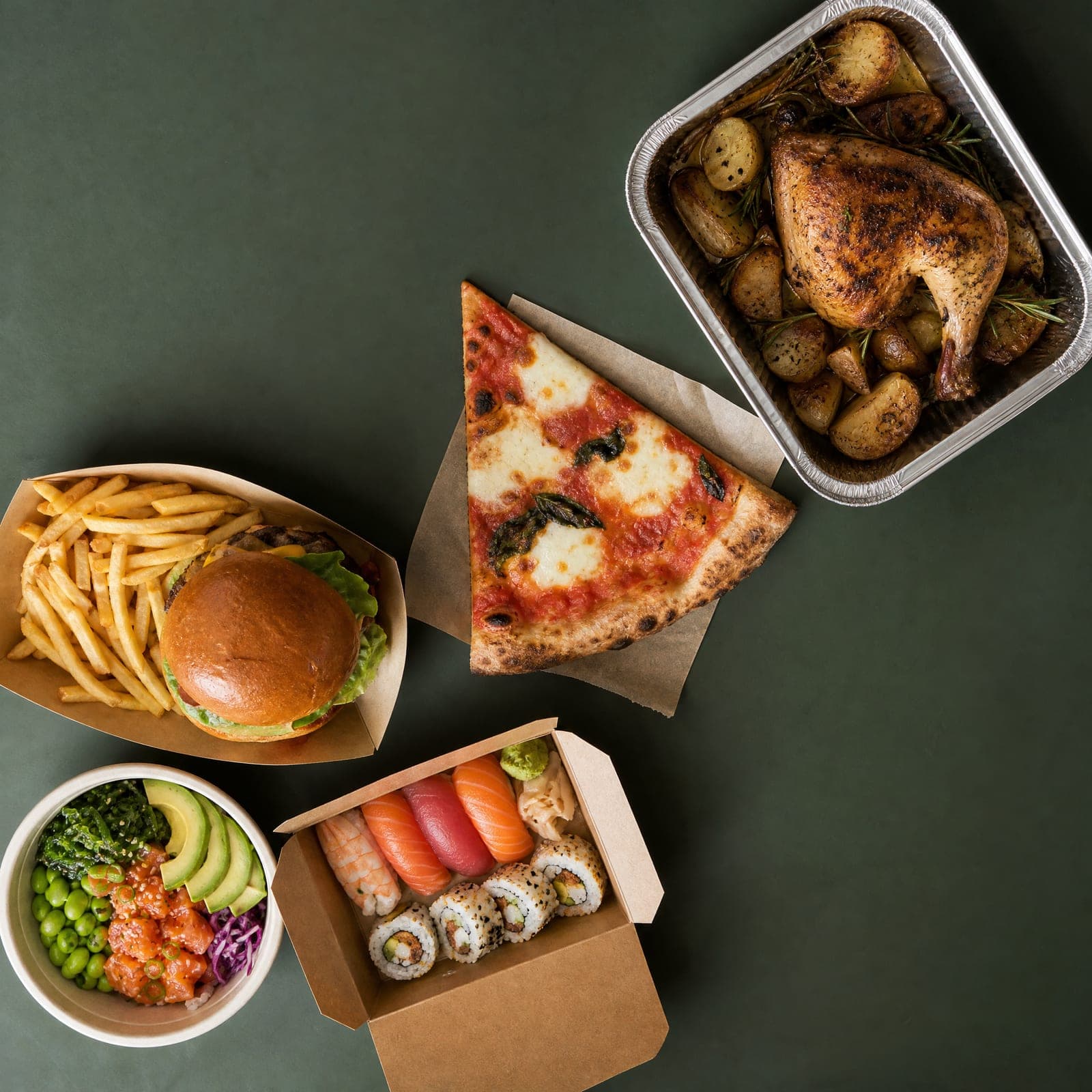 Piatti da asporto visti dall'alto: sushi, pokè, hamburger con patatine, una fetta di pizza e pollo arrosto
