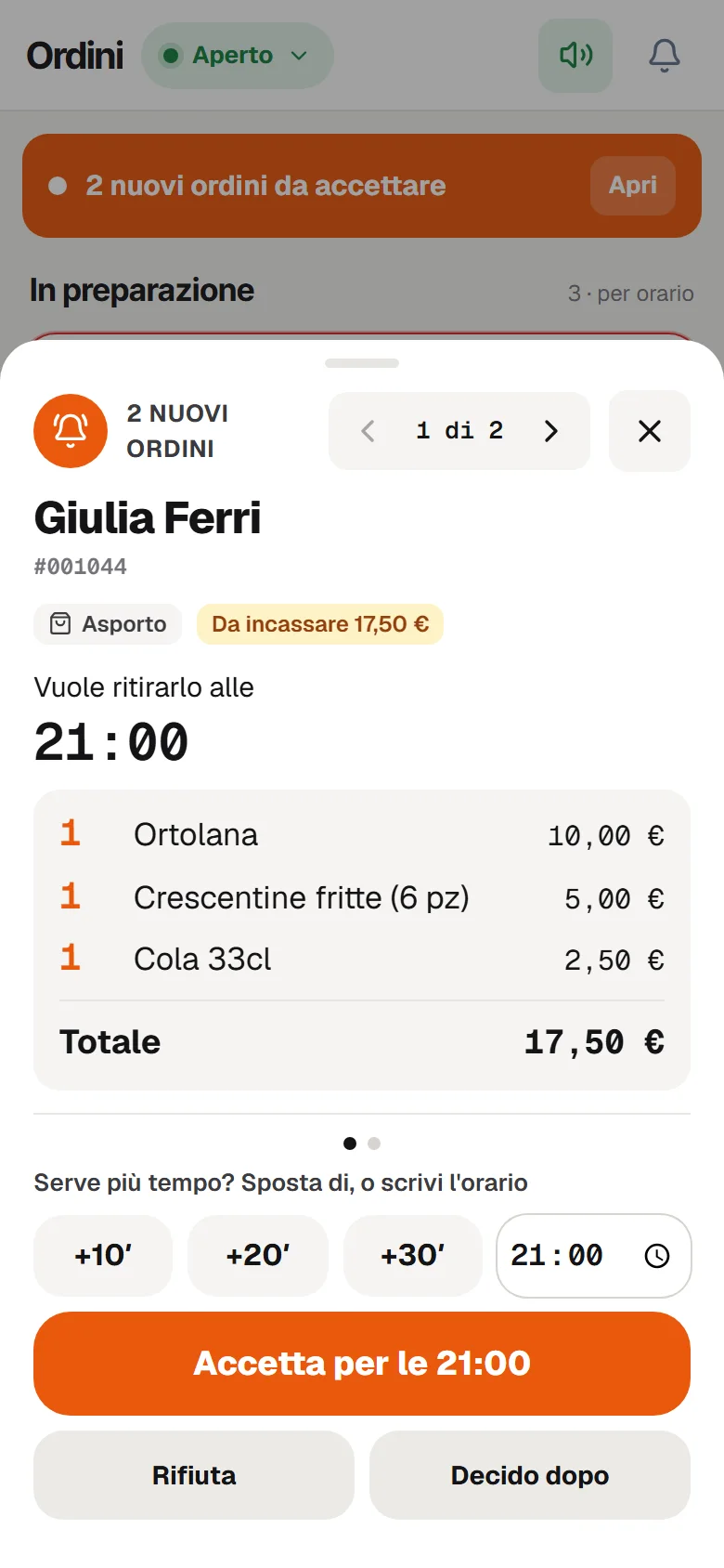 Un nuovo ordine nel pannello: cliente, piatti, totale, orario di ritiro e il pulsante per accettarlo